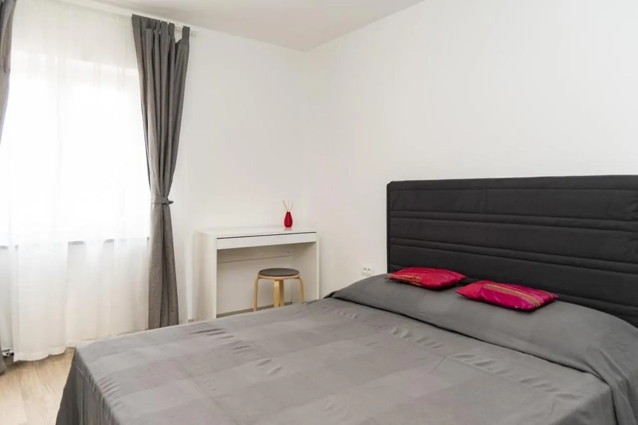 Apartment Roma - With Terrace Valbandon